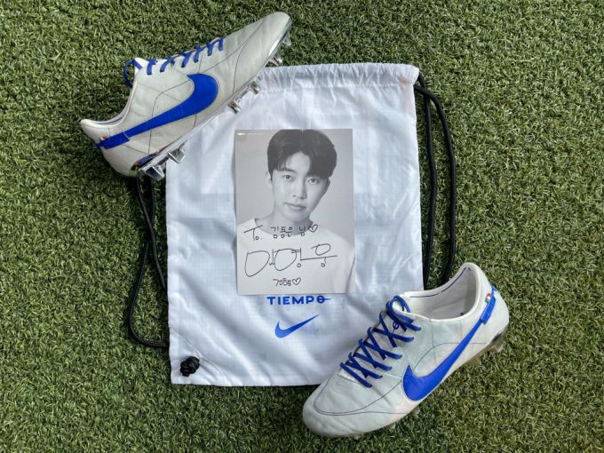 가수 임영웅이 장애인 축구선수들에게 선물한 축구화와 사인 /사진=영웅시대