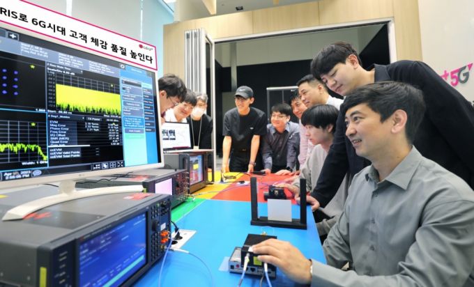 LG유플러스와 포항공과대학교 홍원빈 교수 연구팀, 키사이트테크놀로지스 임직원이 RIS 테스트를 하고 있다. /사진=LG유플러스