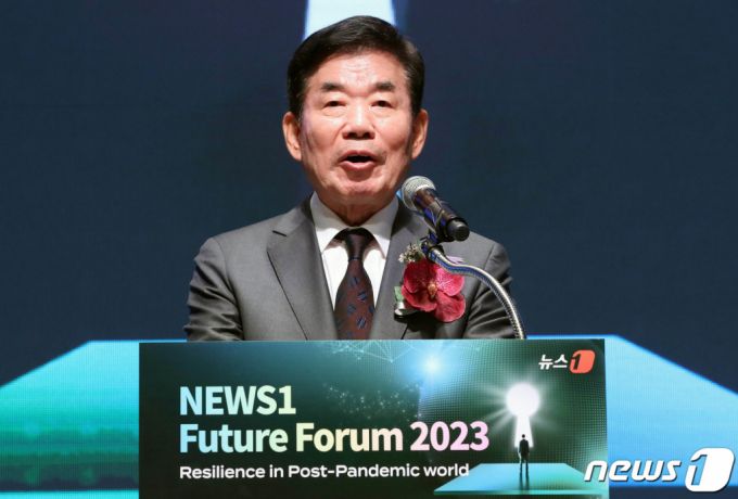 (서울=뉴스1) 박세연 기자 = 김진표 국회의장이 26일 서울 중구 대한상공회의소 국제회의장에서 열린 뉴스1 미래포럼 2023에서 축사를 하고 있다.   이번 포럼은 '포스트 팬데믹시대 , 회복 위한 해법 찾기'(Resilience in Post-Pandemic World)를 주제로 뉴스1과 국회미래연구원이 공동 주최했다. 2023.4.26/뉴스1  Copyright (C) 뉴스1. All rights reserved. 무단 전재 및 재배포 금지.