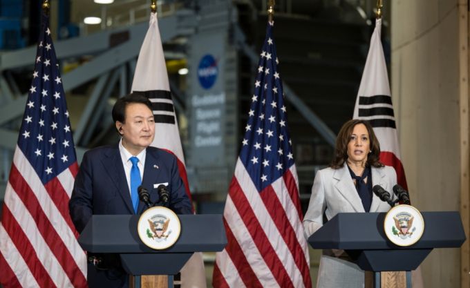 윤석열 대통령과 카멀라 해리스 부통령이 25일(현지시간) 미국항공우주국(NASA) 고다드 우주비행센터에서 우주동맹 관련 연설을 하고 있다. 한국 대통령이 메릴랜드주 그린벨트에 위치한 고다드 우주비행센터에 찾은 것은 2015년 10월 박근혜 전 대통령 이후 8년 만이다. / 사진제공=미국항공우주국(NASA)