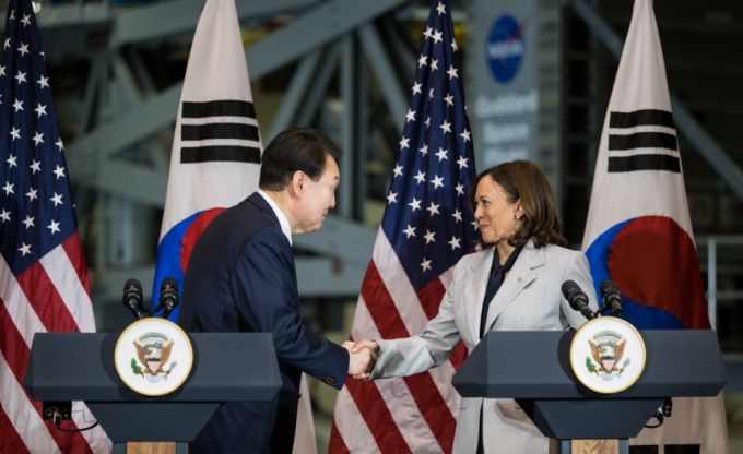 윤석열 대통령과 카멀라 해리스 미국 부통령이 우주동맹에 공감대를 형성하며 악수하고 있다. / 사진제공=미국항공우주국(NASA)