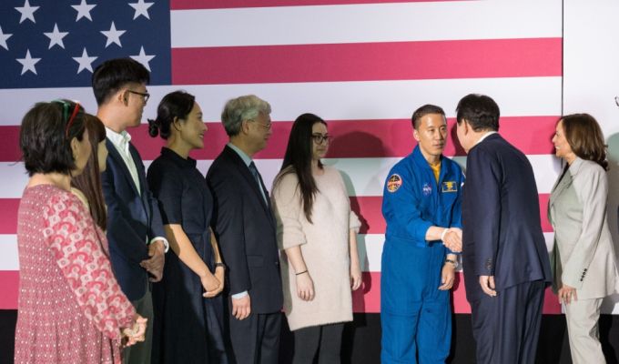 아르테미스 임무에 참여할 우주비행사 후보 11명 중 한 명으로 꼽힌 한국계 의사 출신 조니 김(Jonny Kim)이 윤석열 대통령과 악수하고 있다. 내년 수행될 아르테미스 2호 임무에는 발탁되지 못했다. 김씨는 해군특전단(네이비실)에서 복무했으며 샌디에이고 캘리포니아대(UC 샌디에이고)에서 수학을 전공하고, 하버드 의과대학에서 박사 학위까지 받았다. NASA의 우주비행사 프로그램에 지원해 2020년 선발된 바 있다. / 사진제공=미국항공우주국(NASA)