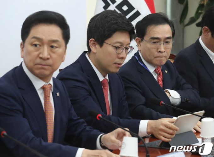 (서울=뉴스1) 송원영 기자 = 태영호 국민의힘 최고위원이 24일 오전 서울 여의도 국회에서 열린 최고위원회의에 참석하고 있다. 2023.4.24/뉴스1  Copyright (C) 뉴스1. All rights reserved. 무단 전재 및 재배포 금지.