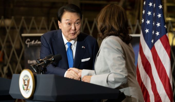 윤석열 대통령과 카멀라 해리스 부통령이 25일(현지시간) 미국항공우주국(NASA) 고다드 우주비행센터에서 심우주 탐사 협력을 강화하자는 데 합의했다. / 사진제공=미국항공우주국(NASA)