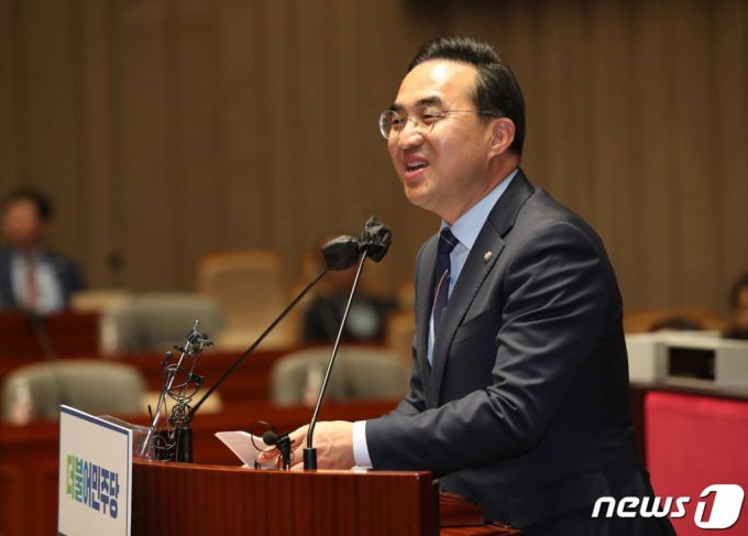 (서울=뉴스1) 임세영 기자 = 임기 만료를 하루 앞둔 박홍근 원내대표가 27일 서울 여의도 국회에서 열린 의원총회에서 발언을 하고 있다. 2023.4.27/뉴스1  Copyright (C) 뉴스1. All rights reserved. 무단 전재 및 재배포 금지.