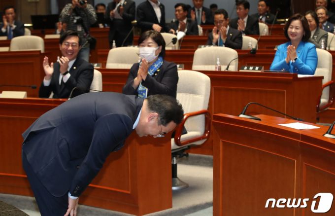 (서울=뉴스1) 임세영 기자 = 임기 만료를 하루 앞둔 박홍근 원내대표가 27일 서울 여의도 국회에서 열린 의원총회에서 고개 숙여 인사를 하고 있다. 2023.4.27/뉴스1  Copyright (C) 뉴스1. All rights reserved. 무단 전재 및 재배포 금지.