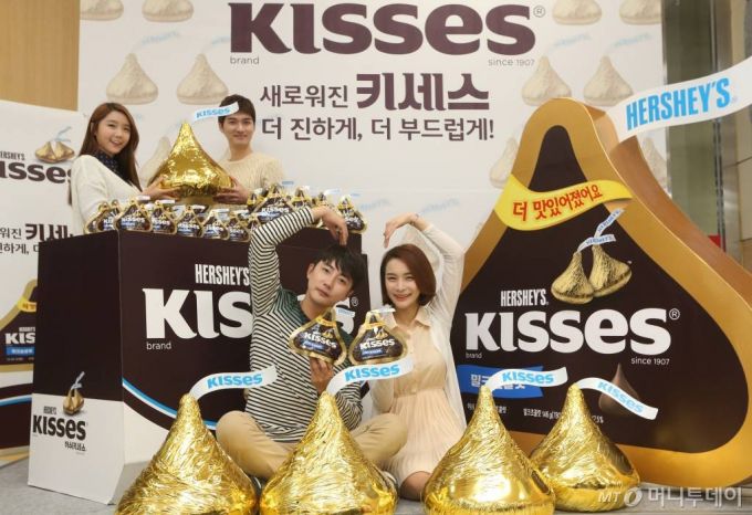 허쉬코리아가 22일 오전 중구 봉래동 롯데마트 서울역점에서 새로워진 '허쉬 키세스'를 선보이고 있다.  '허쉬 키세스'는 기존 제품보다 설탕 비율을 19% 줄이고 곡선의 키세스 모양으로 바뀐 디자인과 금박의 초콜릿 모양으로 변형시켜 한국인의 입맛에 맞게 만들어 졌다. /사진=이기범 기자 leekb@