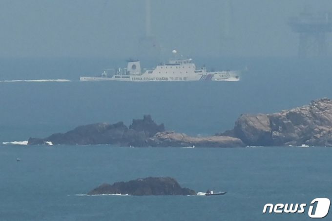 (핑탄 AFP=뉴스1) 우동명 기자 = 10일(현지시간) 차이잉원 대만 총통과 케빈 매카시 미국 하원의장의 회동에 반발한 중국 해안 경비함이 대만과 인접한 푸젠성 푸저우의 핑탄섬 해상에서 정찰을 하고 있다.  ⓒ AFP=뉴스1  Copyright (C) 뉴스1. All rights reserved. 무단 전재 및 재배포 금지.