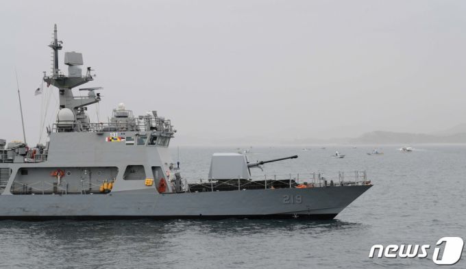 (강원 고성)=뉴스1) 윤왕근 기자 = 동해안 최북단 저도어장이 개장한 14일 해군 함정이 우리 어선 경비 보호활동을 펼치고 있다.저도어장은 1972년 4월 최초 개방 이후 매년 4월 초~12월 말 고성지역 어업인들에게 개방되는 '동해안 최북단' 어장이다.(해군1함대 제공) 2023.4.14/뉴스1  Copyright (C) 뉴스1. All rights reserved. 무단 전재 및 재배포 금지.