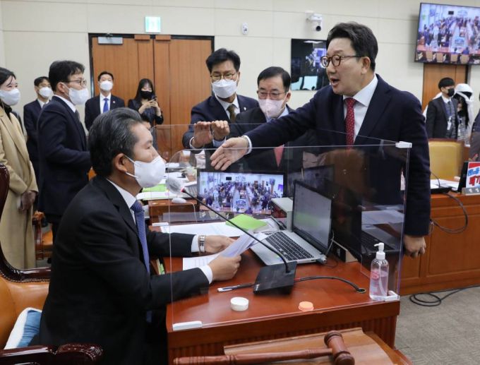 [서울=뉴시스] 전진환 기자 = 국민의힘 의원들이 2일 오전 서울 여의도 국회에서 열린 과학기술정보방송통신위원회 제12차 전체회의에서 정청래 위원장이 방송법 개정안 찬반토론을 종료하자 항의하고 있다. 2022.12.02.