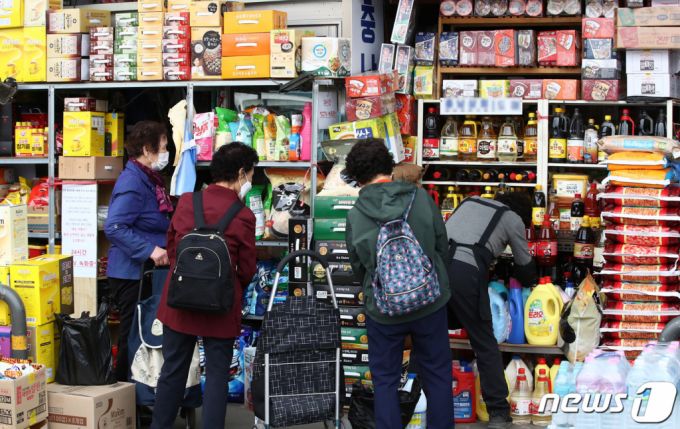 (서울=뉴스1) 김민지 기자 =사진은 이날 오후 서울 시내 도매상점 모습. 2023.4.10/뉴스1  Copyright (C) 뉴스1. All rights reserved. 무단 전재 및 재배포 금지.