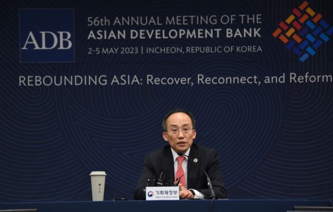 인천 송도 컨벤시아에서 개최된 '제56차 아시아개발은행(ADB) 연차총회'에 참석 중인 추경호 부총리 겸 기획재정부 장관이 4일 기자단 간담회에서 기자질문에 답변하고 있다./사진제공=기재부