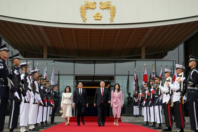 [서울=뉴시스] 윤석열 대통령과 부인 김건희 여사, 기시다 후미오 일본 총리와 부인 유코 여사가 7일 서울 용산 대통령실 앞 잔디마당에서 열린 공식환영식에 참석하고 있다. (사진=대통령실 제공) 2023.05.07.