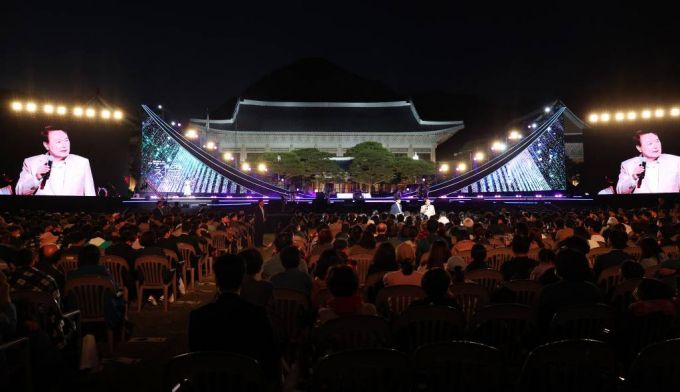 윤석열 대통령이 10일 청와대 대정원에서 열린 '청와대 개방 1주년 기념 특별음악회'에서 발언하고 있다. (대통령실통신사진기자단) /사진=뉴시스