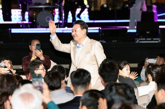 윤석열 대통령이 10일 청와대 대정원에서 열린 '청와대 개방 1주년 기념 특별음악회'에서 참석자들을 향해 손 흔들어 인사하고 있다. (대통령실통신사진기자단) /사진=뉴시스