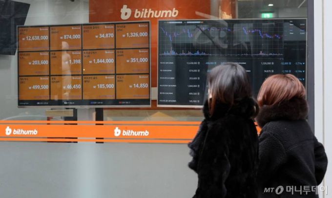 서울 중구 무교동 빗썸 거래소 앞에서 시민들이 시세 전광판을 보며 지나가고 있다. /사진=이기범 기자 leekb@