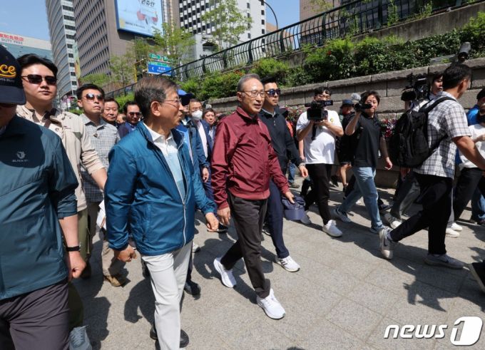 (서울=뉴스1) 이승배 기자 = 이명박 전 대통령이 15일 서울시장 재임 당시 청계천 복원사업에 함께했던 서울시 공무원 모임인 '청계천을 사랑하는 모임(청사모)' 구성원 등과 서울 청계천을 산책하고 있다.  청계천 복원사업은 이 전 대통령의 서울시장 재임 시절 대표적인 치적 중 하나로 꼽힌다. (공동취재) 2023.5.15/뉴스1  Copyright (C) 뉴스1. All rights reserved. 무단 전재 및 재배포 금지.