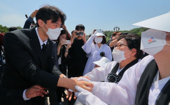 고 전두환씨 손자 전우원(27)씨가 17일 광주 북구 국립5·18민주묘지에서 열린 제43주년 5·18민주화운동 추모제에서 오월어머니와 인사를 나누고 있다. /사진=뉴시스