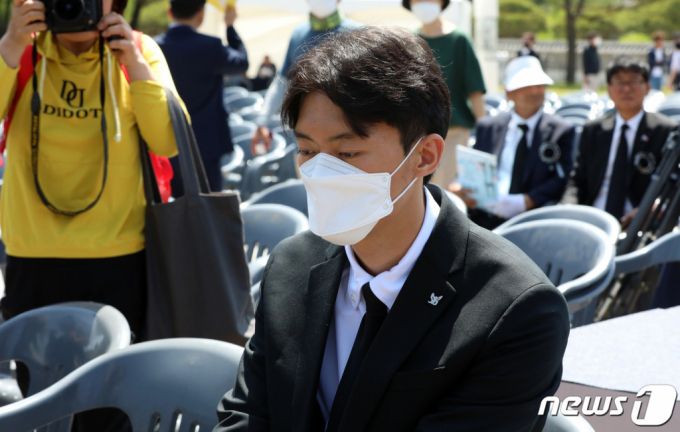 (광주=뉴스1) 황기선 기자 = 전직 대통령 전두환 씨의 손자 전우원 씨가 17일 광주 북구 국립5·18민주묘지에서 열린 5·18 민중항쟁 제43주년 추모식에 참석해 있다. (공동취재) 2023.5.17/뉴스1  Copyright (C) 뉴스1. All rights reserved. 무단 전재 및 재배포 금지.