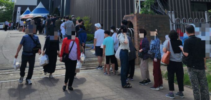 지난 20일 경기도 안양시 '인덕원 퍼스비엘' 견본주택을 방문하기 위해 대기줄이 길게 늘어서 있다./사진제공=배규민 기자