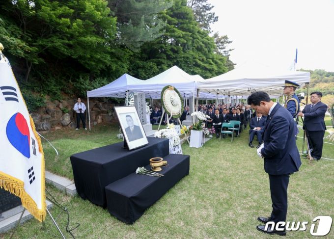 (서울=뉴스1) = 박민식 국가보훈처장이 8일 오후 국립서울현충원 독립유공자 묘역에서 열린 고하 송진우 선생 탄신 133주년 및 서거 78주기 추모식에서 묵념하고 있다.  1890년 전남 담양에서 태어난 송진우 선생은 1915년 김성수를 도와 당시 경영난에 빠져 있던 중앙학교를 인수해 학감이 된 뒤 곧이어 김성수의 뒤를 이어 제10대 교장으로 취임해 학생들에게 민족의식을 심어주는 교육에 주력했다. (국가보훈처 제공) 2023.5.8/뉴스1  Copyright (C) 뉴스1. All rights reserved. 무단 전재 및 재배포 금지.