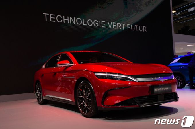 (파리=뉴스1) 이준성 기자 = 17일(현지시간) 프랑스 파리 ‘포르트 드 베르사이유(Porte de Verseille)’ 전시회장에서 ‘2022 파리국제모터쇼(MONDIAL DE L’AUTO PARIS)’ 프레스데이가 열려 '대륙의 테슬라'로 불리는 중국 자동차 브랜드 비야디(BYD)가 자사 플래그쉽 모델 ‘한(HAN)’을 선보이고 있다. 2022.10.18/뉴스1.