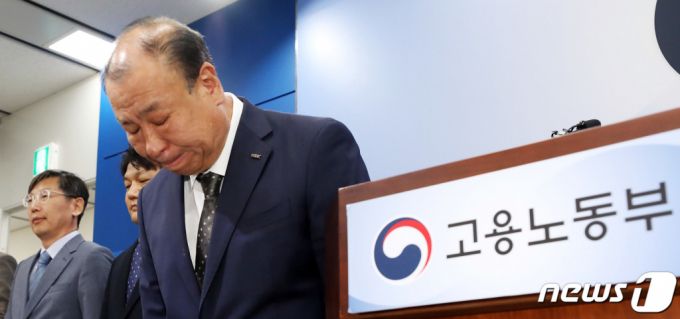 어수봉 한국산업인력공단 이사장이 지난 23일 세종시 정부세종청사 고용노동부에서 2023년 국가기술자격 실기시험 운영 관련 브리핑에 앞서 고개를 숙이고 있다./사진=뉴스1