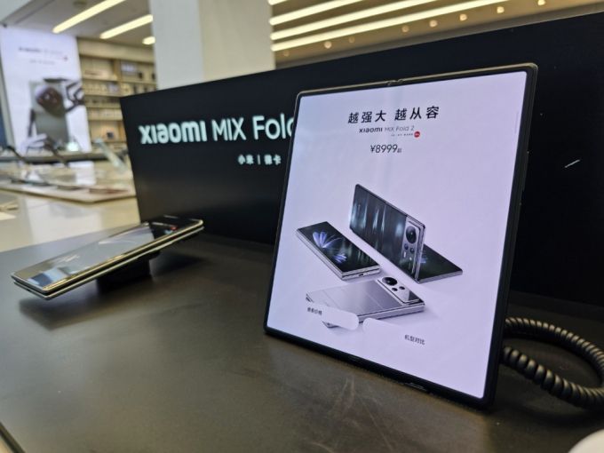 중국 선전에 위치한 샤오미 플래그십 매장. 샤오미 폴더블폰 믹스폴드2가 전시돼 있다. /사진=김승한 기자