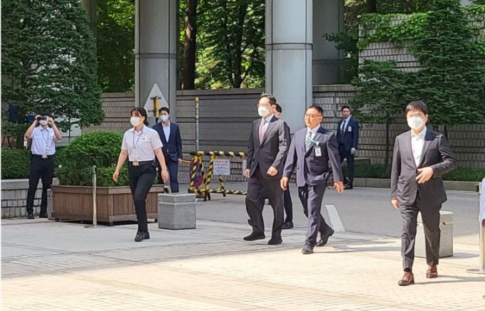 신변보호 신청 대상인 이재용 삼성전자 회장(사진 오른쪽 세번째)이 25일 법원 경위들의 보호를 받으며 삼성물산 합병 관련 재판을 받기 위해 서울중앙지방법원으로 출석하고 있다./사진=오동희 선임기자