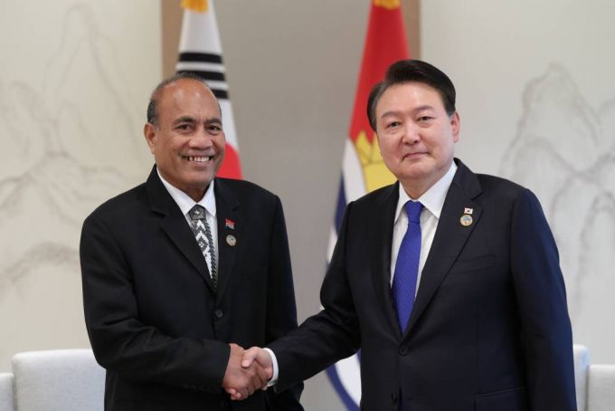 윤석열 대통령이 28일 서울 용산 대통령실 청사에서 열린 한-키리바시 정상회담에서 타네티 마아마우 키리바시 대통령과 악수하고 있다. (사진=대통령실 제공) /사진=뉴시스