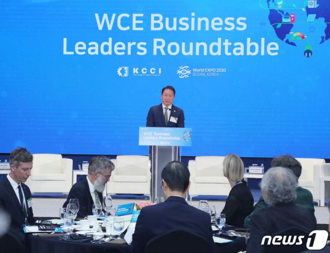 (서울=뉴스1) = 최태원 대한상의 회장이 25일 오후 부산 해운대구 벡스코에서 열린 기후산업국제박람회 비즈니스리더 라운드 테이블 행사에서 인사말을 하고 있다. (대한상의 제공) 2023.5.25/뉴스1  Copyright (C) 뉴스1. All rights reserved. 무단 전재 및 재배포 금지.