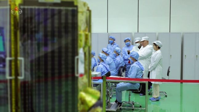 김정은 국무위원장이 지난 16일 딸 주애와 함께 '비상설 위성발사준비위원회' 사업을 현지 지도하고 위원회의 '차후 행동계획'을 승인했다고 조선중앙TV가 보도했다./사진=뉴시스, 조선중앙TV 캡처)
