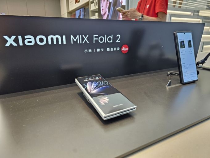 중국 선전 화웨이 플래그십 매장에 전시된 믹스폴드2. /사진=김승한 기자
