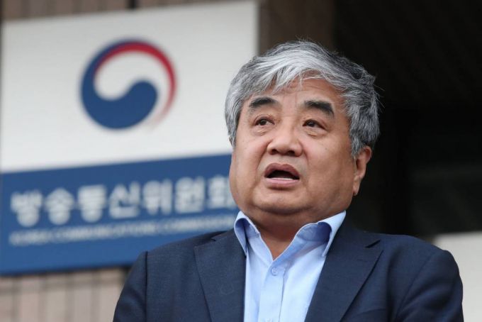 [과천=뉴시스] 권창회 기자 = 한상혁 방송통신위원회 위원장이 30일 오후 경기 과천시 정부과천청사 방송통신위원회에서 나와 취재진의 질문에 답하고 있다. 2023.05.30.