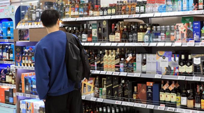[서울=뉴시스] 김금보 기자 = 손님들이 19일 서울 시내 한 대형마트 주류코너에서 위스키·럼 등 양주를 살펴보고 있다. 2023.03.19.