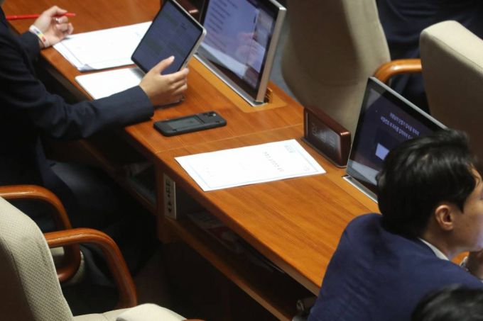 [서울=뉴시스] 전진환 기자 = 25일 오후 서울 여의도 국회 본회의장에서 열린 제406회국회(임시회) 1차 본회의에서 김남국 무소속 의원의 자리가 비어 있다. 2023.05.25.