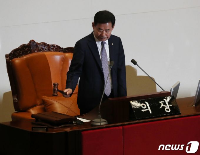 (서울=뉴스1) 송원영 기자 = 김진표 국회의장이 30일 오후 서울 여의도 국회에서 열린 제406회 국회(임시회) 제2차 본회의에서 의사봉을 두드리고 있다. 2023.5.30/뉴스1  Copyright (C) 뉴스1. All rights reserved. 무단 전재 및 재배포 금지.