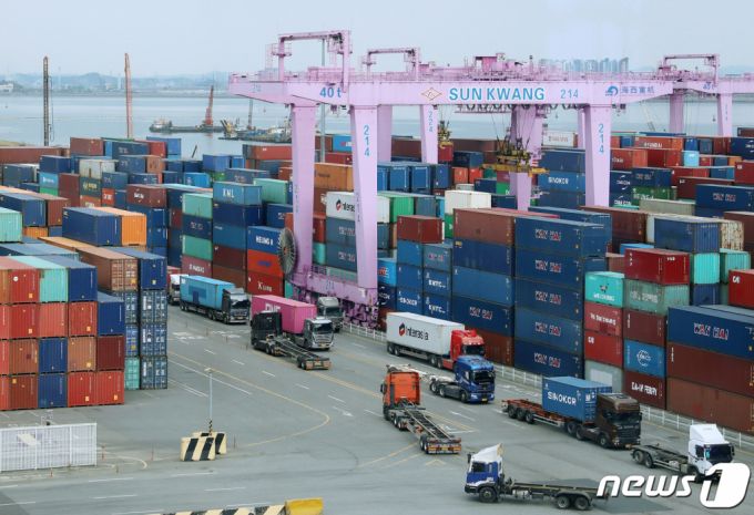 (인천=뉴스1) 김진환 기자 = 28일 오후 인천신항에서 컨테이너 운반차량이 분주히 움직이고 있다. 2023.4.28/뉴스1  Copyright (C) 뉴스1. All rights reserved. 무단 전재 및 재배포 금지.