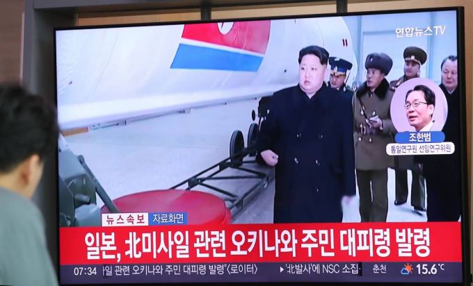 [서울=뉴시스] 권창회 기자 = 합참은 31일 오전 북한이 남쪽 방향으로 우주발사체를 발사했다고 발표했다.북한이 위성 탑재를 주장한 발사체를 쏜 것은 지난 2016년 2월 광명성호 이후 7년 만이다. 사진은 31일 오전 서울 중구 서울역 대합실에서 시민들이 관련 뉴스를 시청하는 모습. 2023.05.31.