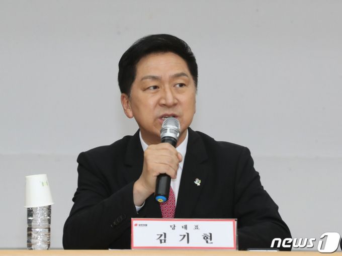 (수원=뉴스1) 김영운 기자 = 김기현 국민의힘 대표가 1일 오전 경기 수원시 장안구 국민의힘 경기도당에서 열린 '경기도 현장최고위원회의'에서 모두발언을 하고 있다. 2023.6.1/뉴스1  Copyright (C) 뉴스1. All rights reserved. 무단 전재 및 재배포 금지.