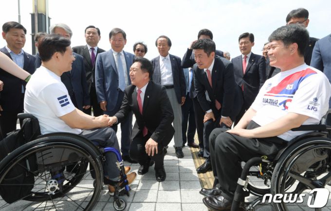 (수원=뉴스1) 김영운 기자 = 김기현 국민의힘 대표가 1일 오전 경기 수원시 장안구 보훈재활체육센터를 방문해 상이군경 체육회 선수들과 인사를 하고 있다. 2023.6.1/뉴스1  Copyright (C) 뉴스1. All rights reserved. 무단 전재 및 재배포 금지.