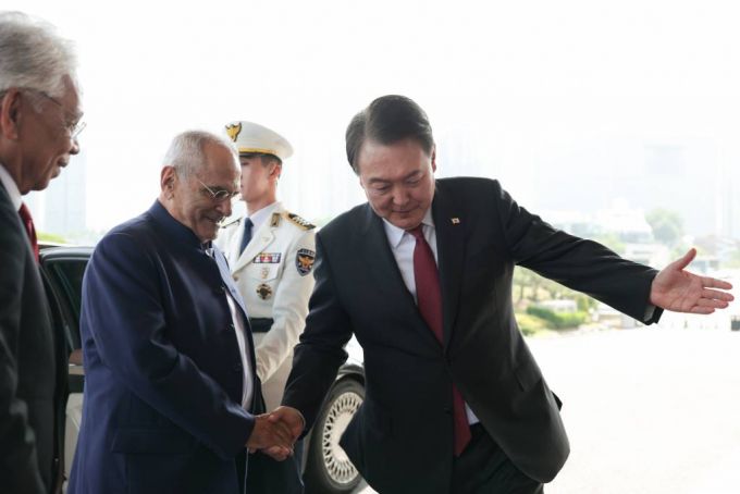 [서울=뉴시스] 윤석열 대통령이 2일 서울 용산 대통령실 청사에서 조제 라모스 오르타 동티모르 대통령을 영접하고 있다. (사진=대통령실 제공) 2023.06.02.