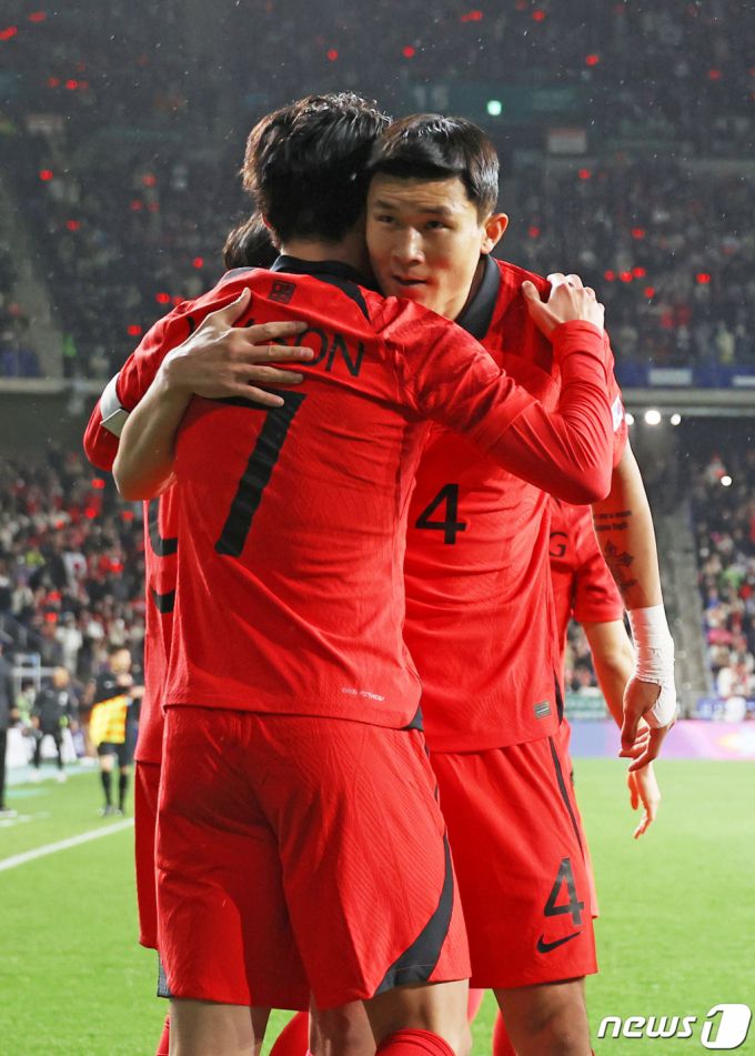 (울산=뉴스1) 조태형 기자 = 김민재가 24일 오후 울산 문수축구경기장에서 열린 축구 국가대표 평가전 대한민국과 콜롬비아의 경기 전반전에서 선제골을 넣은 손흥민과 기쁨을 나누고 있다. 2023.3.24/뉴스1  Copyright (C) 뉴스1. All rights reserved. 무단 전재 및 재배포 금지.