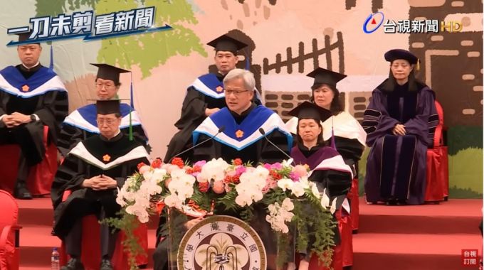 젠슨 황의 대만대 졸업 연설 장면/사진=타이스신원 유튜브 캡쳐