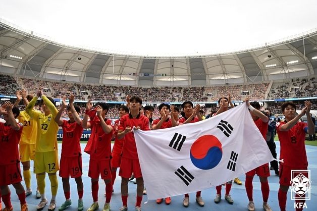 4일(현지시간) 오후 아르헨티나 산티아고 델 에스테로 스타디움에서 열린 2023 국제축구연맹(FIFA) 20세 이하(U-20) 월드컵 8강전 한국과 나이지리아의 경기에서 1:0 승리를 거둔 대한민국 대표팀이 기쁨을 나누고 있다. (대한축구협회 제공) 2023.6.5/뉴스1