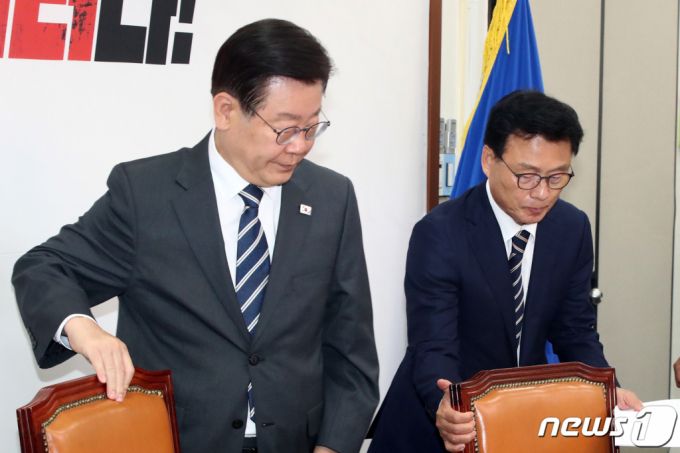 (서울=뉴스1) 황기선 기자 = 이재명 더불어민주당 대표와 박광온 원내대표가 5일 오전 서울 여의도 국회에서 열린 최고위원회의에 참석하고 있다. 2023.6.5/뉴스1  Copyright (C) 뉴스1. All rights reserved. 무단 전재 및 재배포 금지.