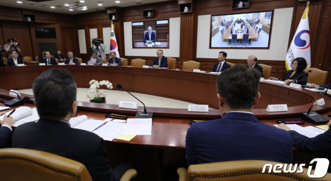 (서울=뉴스1) 안은나 기자 = 추경호 경제부총리 겸 기획재정부 장관이 5일 정부서울청사에서 열린 서비스 산업 발전 TF 회의에 참석해 모두 발언하고 있다. 2023.6.5/뉴스1  Copyright (C) 뉴스1. All rights reserved. 무단 전재 및 재배포 금지.