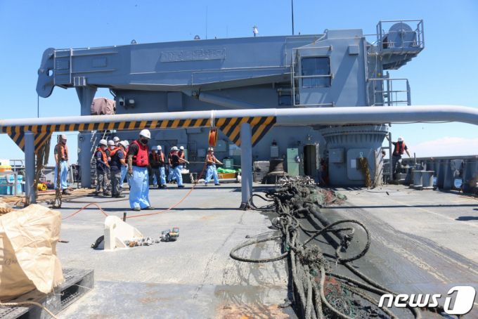 (서울=뉴스1) = 해군 통영함(ATS*-Ⅱ, 3,500톤급)이 연평도 인근 어장 해저 폐기물 수거작전을 종료했다. 이번 작전은 8월 10일부터 8월 28일까지 19일간 연평도 인근 어장에서 진행됐으며, 해양수산부 산하 해양환경공단과 어촌어항공단, 인천시 등 관계기관과 협조 하에 이루어졌다. 사진은 해군 통영함이 연평도 인근 어장에서 해저 폐기물을 수거하는 모습. (해군 제공) 2022.8.28/뉴스1  Copyright (C) 뉴스1. All rights reserved. 무단 전재 및 재배포 금지.