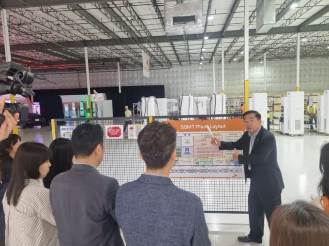 SK시그넷 곽기홍 미주생산법인 공장장이 오퍼레이션 과정을 설명하고 있다. /사진= 박준식 기자