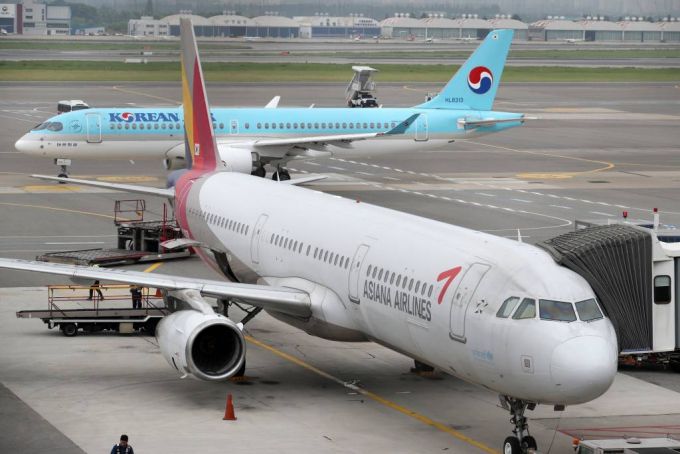 [서울=뉴시스] 조성우 기자 = 7일 오후 서울 강서구 김포공항 주기장에 항공기가 세워져 있다. 2023.06.07.